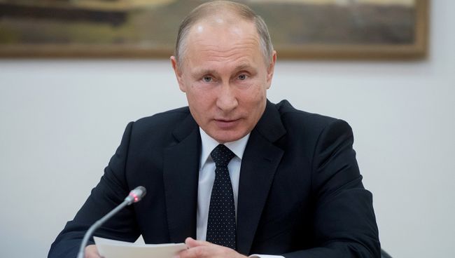 Президент РФ Владимир Путин во время встречи с инвалидами и представителями общественных организаций и профессиональных сообществ, оказывающих содействие инвалидам, в Российской государственной специализированной академии искусств (РГСАИ). 5 декабря 2017