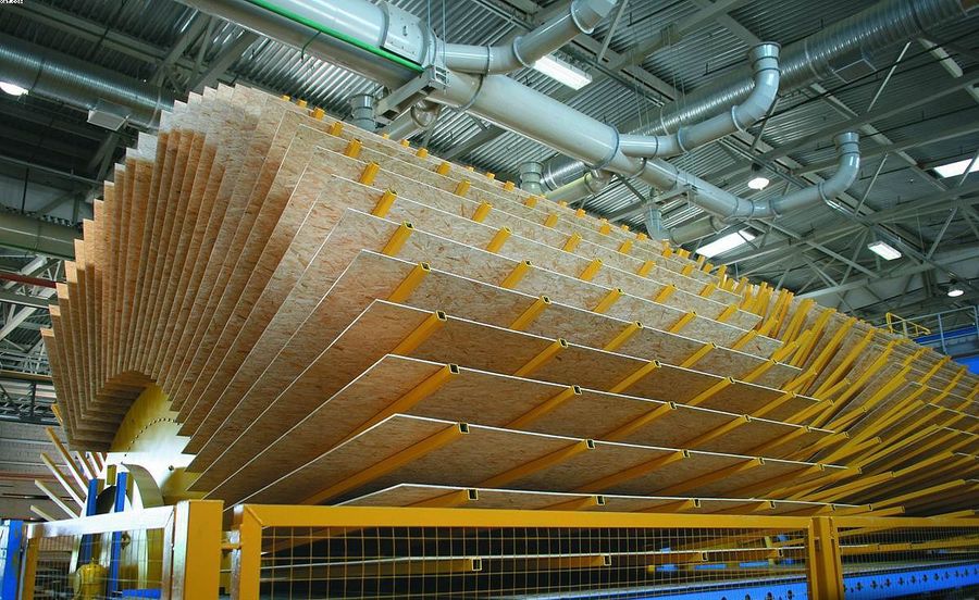 На заводе по производству OSB-панелей На заводе по производству OSB-панелей