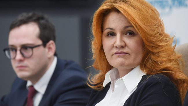 Возможный кандидат на выборы президента РФ от Альянса зеленых первый вице-президент компании Мортадель Эльвира Агурбаш и председатель партии Альянс зеленых Александр Закондырин во время пресс-конференции. Возможный кандидат на выборы президента РФ от Альянса зеленых первый вице-президент компании Мортадель Эльвира Агурбаш и председатель партии Альянс зеленых Александр Закондырин во время пресс-конференции.