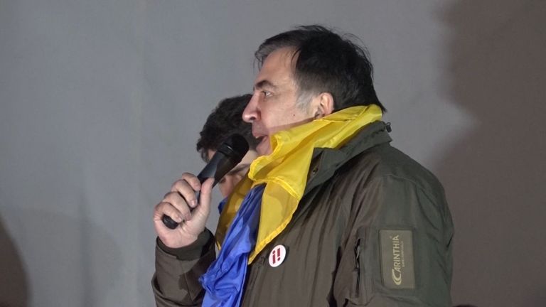 Саакашвили на митинге показал наручники и пообещал сохранить их для Порошенко Саакашвили на митинге показал наручники и пообещал сохранить их для Порошенко