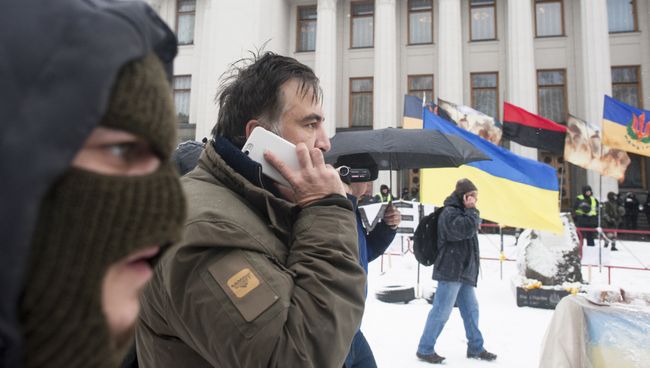 Михаил Саакашвили со своими сторонниками у здания Верховной Рады в Киеве. 6 декабря 2017 Михаил Саакашвили со своими сторонниками у здания Верховной Рады в Киеве. 6 декабря 2017
