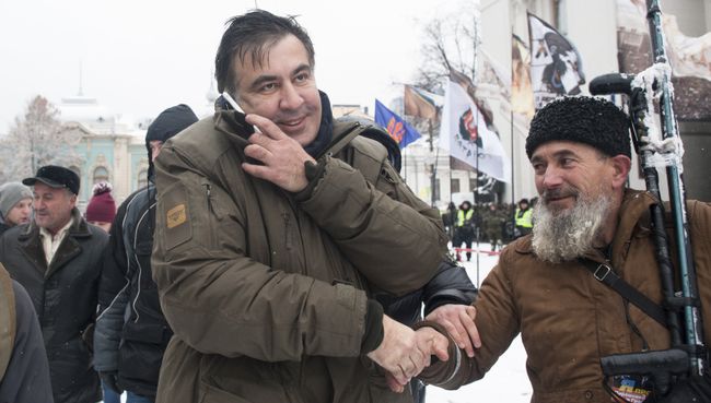 Михаил Саакашвили со своими сторонниками у здания Верховной Рады в Киеве. 6 декабря 2017 Михаил Саакашвили со своими сторонниками у здания Верховной Рады в Киеве. 6 декабря 2017