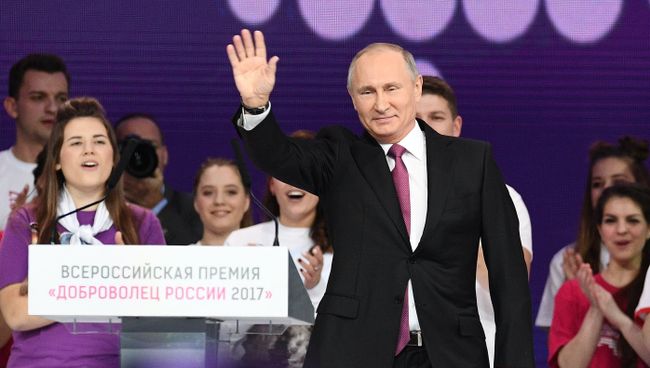 Президент РФ Владимир Путин на церемонии вручения премии Доброволец России - 2017 во дворце спорта Мегаспорт в Москве. 6 декабря 2017 Президент РФ Владимир Путин на церемонии вручения премии Доброволец России - 2017 во дворце спорта Мегаспорт в Москве. 6 декабря 2017