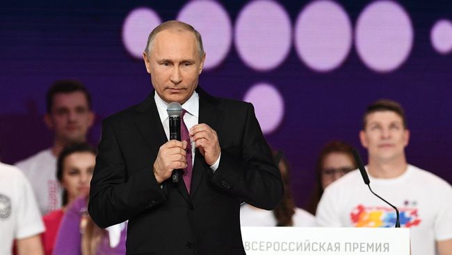 Президент РФ Владимир Путин на церемонии вручения премии Доброволец России - 2017 во дворце спорта Мегаспорт в Москве. 6 декабря 2017 Президент РФ Владимир Путин на церемонии вручения премии Доброволец России - 2017 во дворце спорта Мегаспорт в Москве. 6 декабря 2017