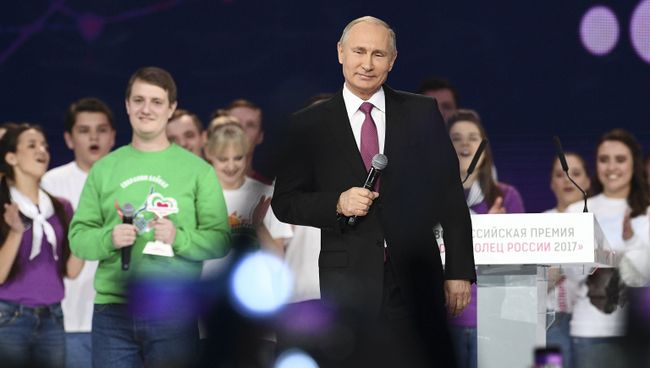 Президент РФ Владимир Путин на церемонии вручения премии Доброволец России - 2017. 6 декабря 2017 Президент РФ Владимир Путин на церемонии вручения премии Доброволец России - 2017. 6 декабря 2017