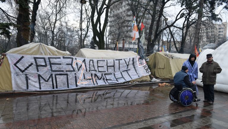 Сторонники Михаила Саакашвили у здания Верховной Рады Украины в Киеве. 6 декабря 2017 Сторонники Михаила Саакашвили у здания Верховной Рады Украины в Киеве. 6 декабря 2017