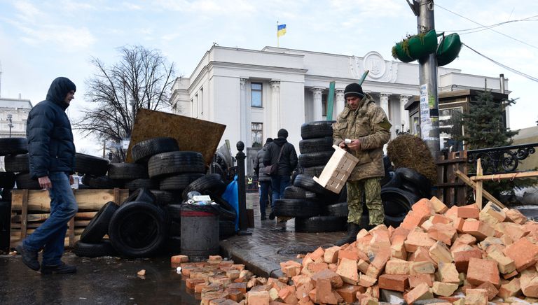 Сторонники Михаила Саакашвили у здания Верховной Рады Украины в Киеве. 6 декабря 2017 Сторонники Михаила Саакашвили у здания Верховной Рады Украины в Киеве. 6 декабря 2017