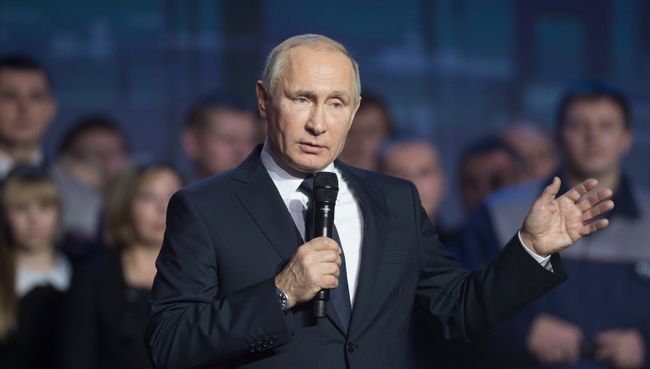 Президент РФ Владимир Путин во время встречи с работниками Горьковского автомобильного завода в Нижнем Новгороде. 6 декабря 2017