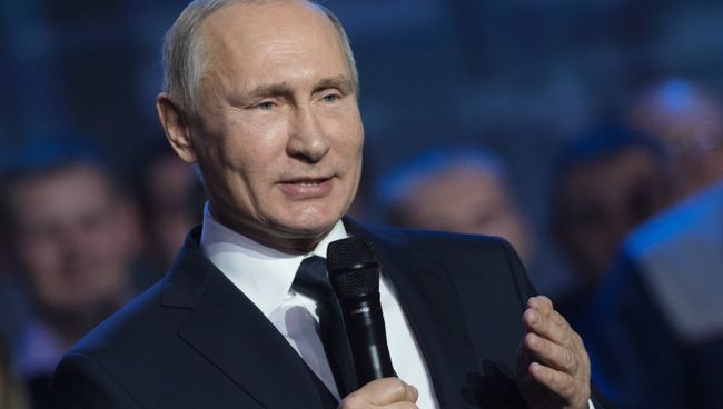 Президент РФ Владимир Путин во время встречи с работниками Горьковского автомобильного завода в Нижнем Новгороде. 6 декабря 2017 Президент РФ Владимир Путин во время встречи с работниками Горьковского автомобильного завода в Нижнем Новгороде. 6 декабря 2017