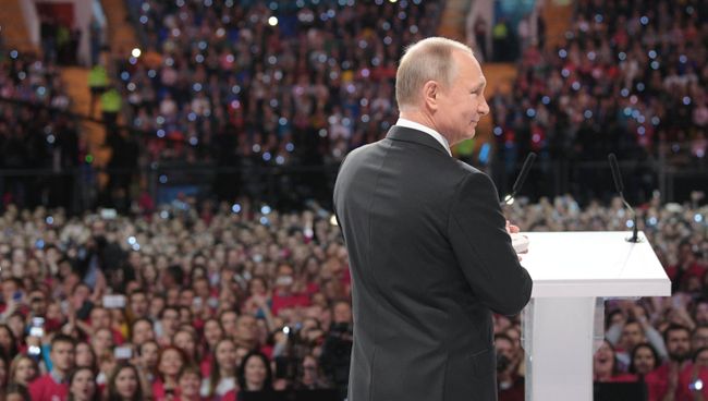 Президент РФ Владимир Путин на церемонии вручения премии Доброволец России - 2017 в Москве. 6 декабря 2017 Президент РФ Владимир Путин на церемонии вручения премии Доброволец России - 2017 в Москве. 6 декабря 2017