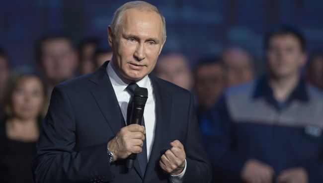 Президент РФ Владимир Путин во время встречи с работниками Горьковского автомобильного завода в Нижнем Новгороде. 6 декабря 2017 Президент РФ Владимир Путин во время встречи с работниками Горьковского автомобильного завода в Нижнем Новгороде. 6 декабря 2017
