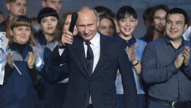 Президент РФ Владимир Путин во время встречи с работниками Горьковского автомобильного завода в Нижнем Новгороде. 6 декабря 2017 Президент РФ Владимир Путин во время встречи с работниками Горьковского автомобильного завода в Нижнем Новгороде. 6 декабря 2017