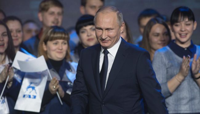 Президент РФ Владимир Путин во время встречи с работниками Горьковского автомобильного завода в Нижнем Новгороде. 6 декабря 2017