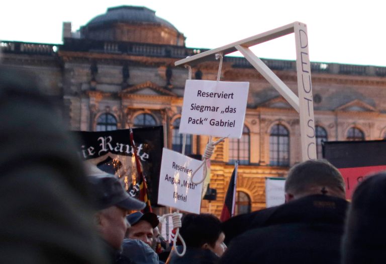 Активисты движения PEGIDA проводят акцию протеста в Дрездене Активисты движения PEGIDA проводят акцию протеста в Дрездене
