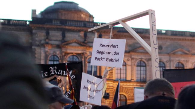 Активисты движения PEGIDA проводят акцию протеста в Дрездене. Архивное фото Активисты движения PEGIDA проводят акцию протеста в Дрездене. Архивное фото
