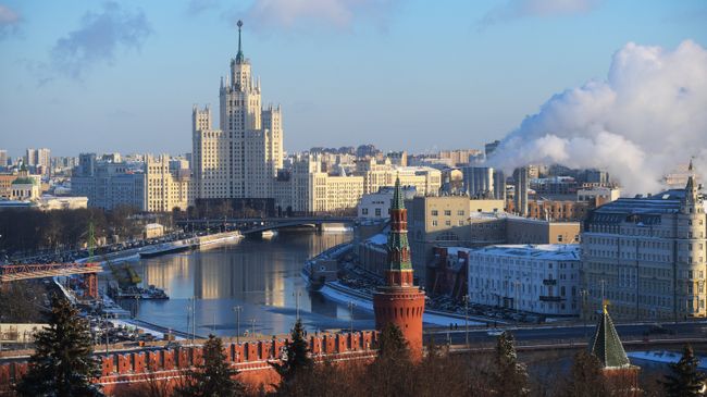 Стена и Беклемишевская башня Московского Кремля, Москва-река и высотное здание на Котельнической набережной Стена и Беклемишевская башня Московского Кремля, Москва-река и высотное здание на Котельнической набережной