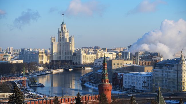 Стена и Беклемишевская башня Московского Кремля, Москва-река и высотное здание на Котельнической набережной Стена и Беклемишевская башня Московского Кремля, Москва-река и высотное здание на Котельнической набережной