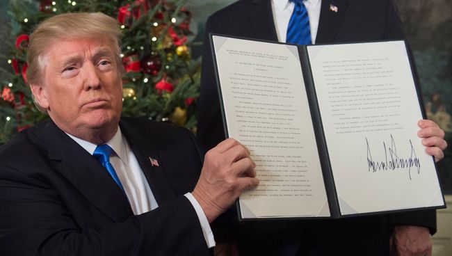 Президент США Дональд Трамп показывает меморандум о признании Иерусалима столицей Израиля. 6 декабря 2017 Президент США Дональд Трамп показывает меморандум о признании Иерусалима столицей Израиля. 6 декабря 2017