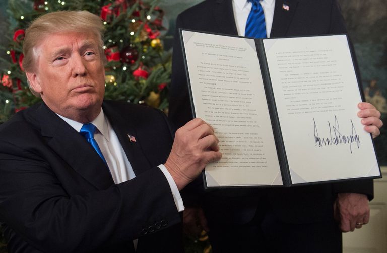Президент США Дональд Трамп показывает меморандум о признании Иерусалима столицей Израиля Президент США Дональд Трамп показывает меморандум о признании Иерусалима столицей Израиля