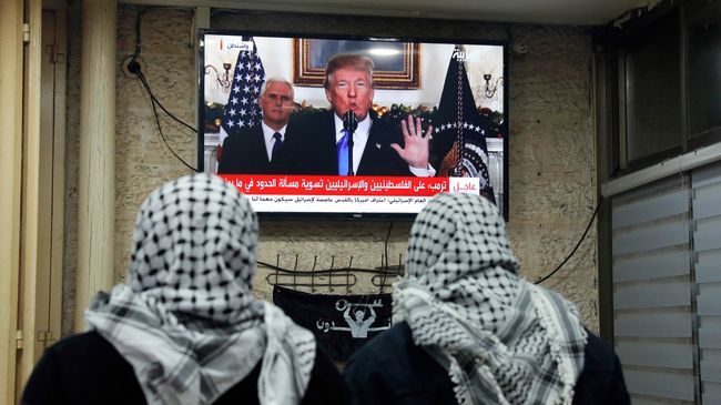 Трансляция выступления президента США Дональда Трампа о признании Иерусалима столицей Израиля в кафе. 6 декабря 2017 Трансляция выступления президента США Дональда Трампа о признании Иерусалима столицей Израиля в кафе. 6 декабря 2017