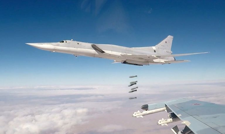 Дальний бомбардировщик Ту-22М3 наносит авиационный удар по объектам террористов в провинции Дейр-эз-Зор в Сирии Дальний бомбардировщик Ту-22М3 наносит авиационный удар по объектам террористов в провинции Дейр-эз-Зор в Сирии