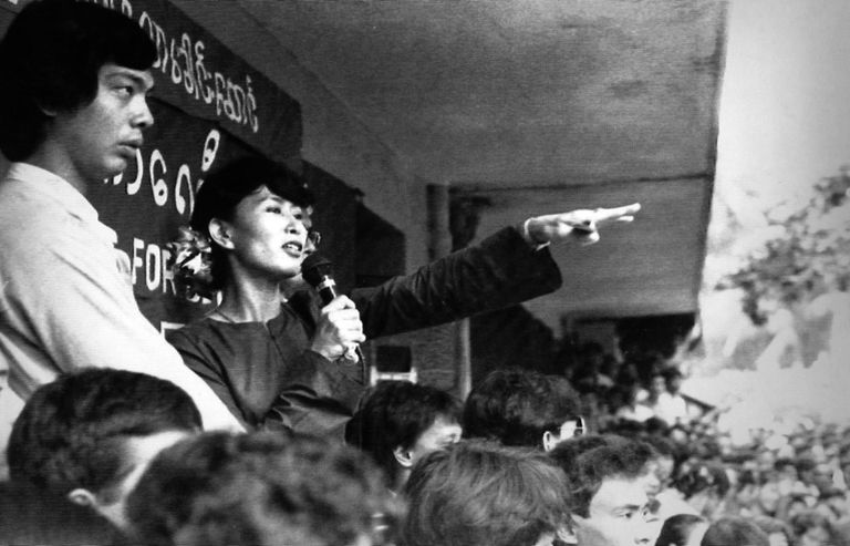 Аун Сан Су Чжи на митинге в Рангуне