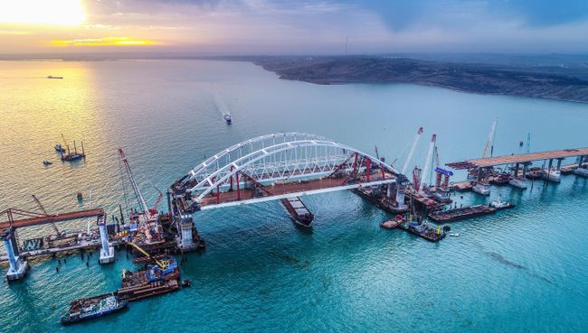 Арки автомобильного и железнодорожного пролетов строящегося Крымского моста над центральным фарватером в Керченском проливе. Архивное фото Арки автомобильного и железнодорожного пролетов строящегося Крымского моста над центральным фарватером в Керченском проливе. Архивное фото