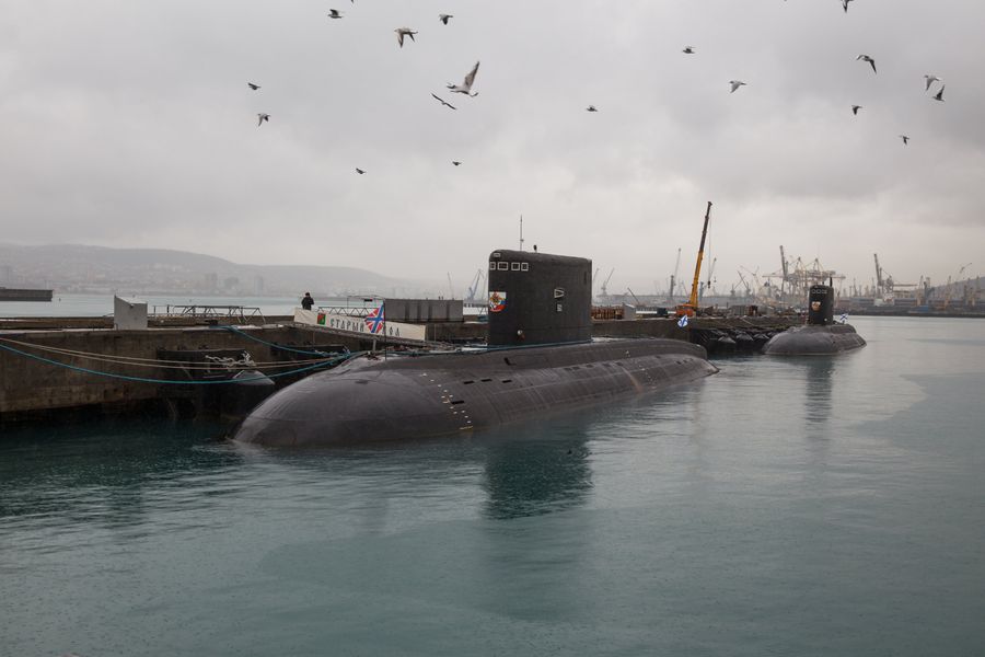 Подводная лодка «Старый Оскол» на военно-морской базе в Новороссийске Подводная лодка «Старый Оскол» на военно-морской базе в Новороссийске