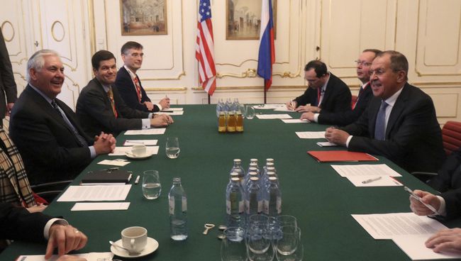 Госсекретарь США Рекс Тиллерсон и Сергей Лавров на встрече министров иностранных дел ОБСЕ в Вене. 7 декабря 2017 Госсекретарь США Рекс Тиллерсон и Сергей Лавров на встрече министров иностранных дел ОБСЕ в Вене. 7 декабря 2017