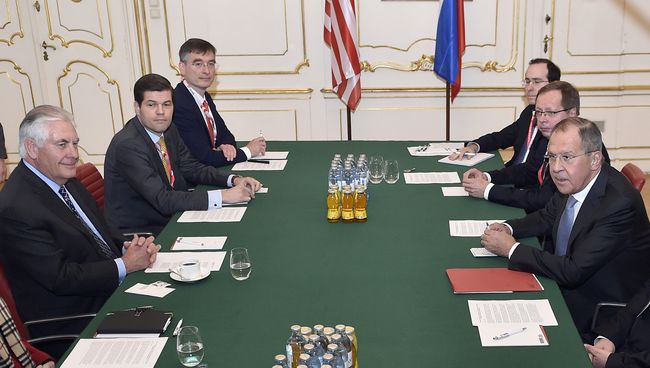 Госсекретарь США Рекс Тиллерсон и министр иностранных дел РФ Сергей Лавров на встрече министров иностранных дел ОБСЕ в Вене. 7 декабря 2017 Госсекретарь США Рекс Тиллерсон и министр иностранных дел РФ Сергей Лавров на встрече министров иностранных дел ОБСЕ в Вене. 7 декабря 2017