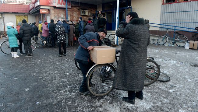 Раздача гуманитарной помощи в Дебальцево. Архивное фото Раздача гуманитарной помощи в Дебальцево. Архивное фото