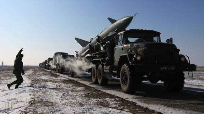 Колонна военной техники на марше. Архивное фото Колонна военной техники на марше. Архивное фото