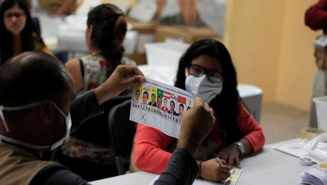 Члены счетной комиссии пересчитывают бюллетени во время частичного пересчета голосов на президентских выборах в центре подсчета голосов в Тегусигальпе, Гондурас. 7 декабря 2017 Члены счетной комиссии пересчитывают бюллетени во время частичного пересчета голосов на президентских выборах в центре подсчета голосов в Тегусигальпе, Гондурас. 7 декабря 2017