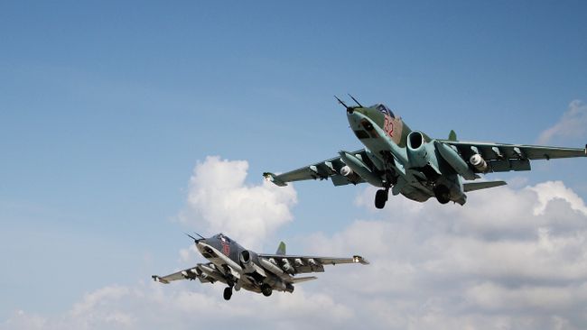 Российские штурмовики Су-25 взлетают с авиабазы Хмеймимв Сирии. Архивное фото Российские штурмовики Су-25 взлетают с авиабазы Хмеймимв Сирии. Архивное фото