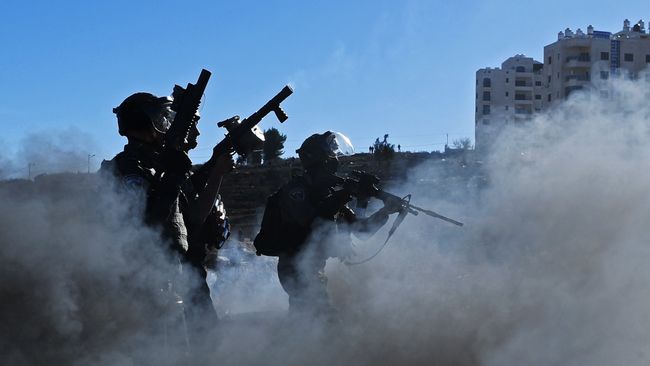 Сотрудники правоохранительных органов Израиля на границе Палестины и Израиля. Архивное фото Сотрудники правоохранительных органов Израиля на границе Палестины и Израиля. Архивное фото