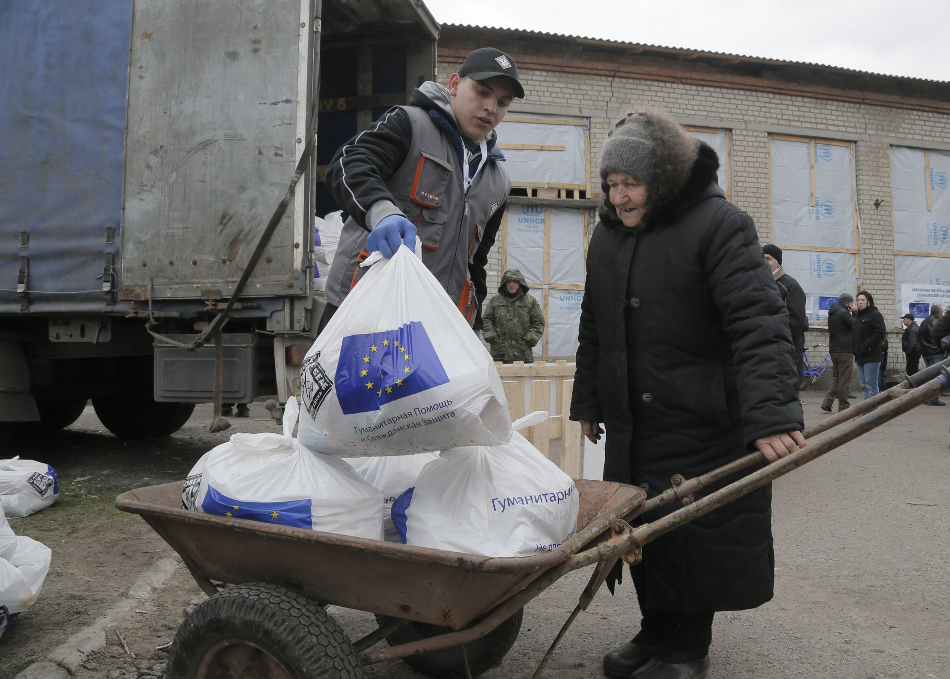 Жительница Украины получает гуманитарную помощь из ЕС Жительница Украины получает гуманитарную помощь из ЕС - РИА Новости, 1920, 18.04.2023