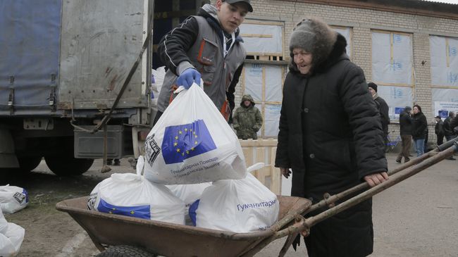 Жительница Украины получает гуманитарную помощь из ЕС. Архивное фото