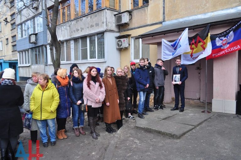 Памятная табличка Герою ДНР Арсену Павлову открыта в Донецке на фасаде дома, в котором он жил. 10 декабря 2017 Памятная табличка Герою ДНР Арсену Павлову открыта в Донецке на фасаде дома, в котором он жил. 10 декабря 2017