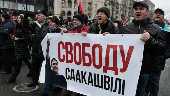 Участники акции протеста сторонников экс-президента Грузии Михаила Саакашвили с требованием принятия закона об импичменте в Киеве. 10 декабря 2017 Участники акции протеста сторонников экс-президента Грузии Михаила Саакашвили с требованием принятия закона об импичменте в Киеве. 10 декабря 2017