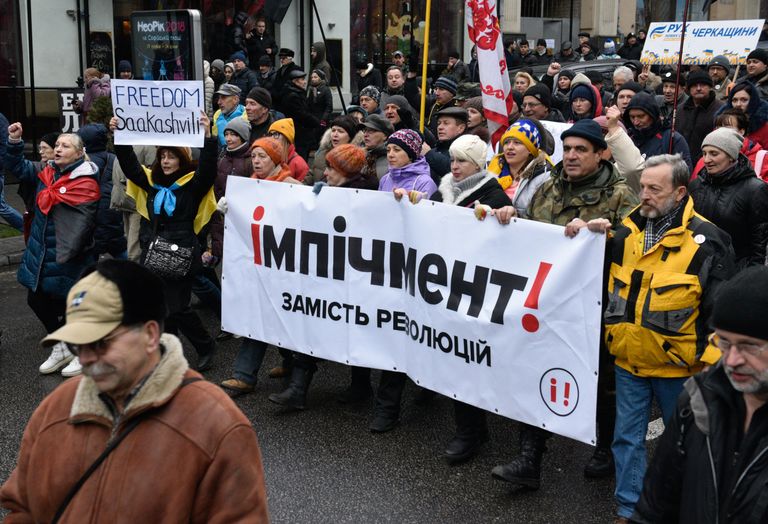Участники акции протеста сторонников экс-президента Грузии Михаила Саакашвили с требованием принятия закона об импичменте в Киеве. 10 декабря 2017 Участники акции протеста сторонников экс-президента Грузии Михаила Саакашвили с требованием принятия закона об импичменте в Киеве. 10 декабря 2017