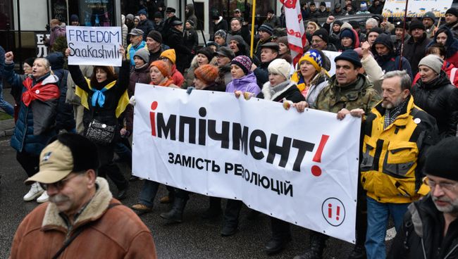 Участники акции протеста сторонников экс-президента Грузии Михаила Саакашвили с требованием принятия закона об импичменте в Киеве. 10 декабря 2017 Участники акции протеста сторонников экс-президента Грузии Михаила Саакашвили с требованием принятия закона об импичменте в Киеве. 10 декабря 2017