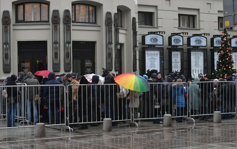Люди у здания театра Ленком в Москве, пришедшие на церемонию прощания с народным артистом СССР Леонидом Броневым. 11 декабря 2017