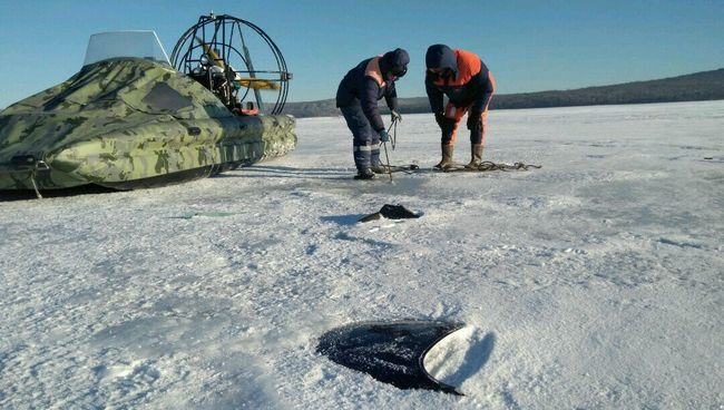 На месте обнаружения обломков вертолёта на льду залива Кочегаринский Братского водохранилища, Иркутская область. 11 декабря 2017 На месте обнаружения обломков вертолёта на льду залива Кочегаринский Братского водохранилища, Иркутская область. 11 декабря 2017