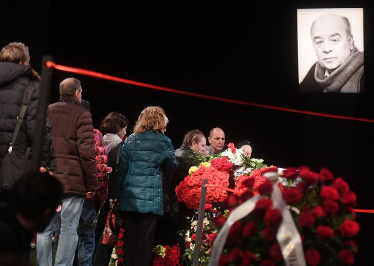 Церемония прощания с народным артистом СССР Леонидом Броневым в театре Ленком в Москве. 11 декабря 2017 Церемония прощания с народным артистом СССР Леонидом Броневым в театре Ленком в Москве. 11 декабря 2017