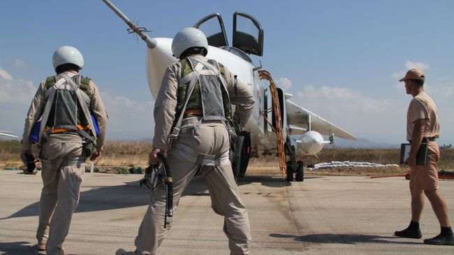 Российские летчики перед полетом у самолета Су-24 на авиабазе Хмеймим в Сирии. Архив Российские летчики перед полетом у самолета Су-24 на авиабазе Хмеймим в Сирии. Архив