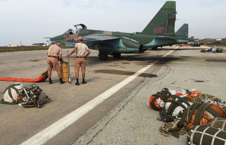 Укладка тормозного парашюта для штурмовика Су-25 ВКС России на аэродроме в Сирии Укладка тормозного парашюта для штурмовика Су-25 ВКС России на аэродроме в Сирии