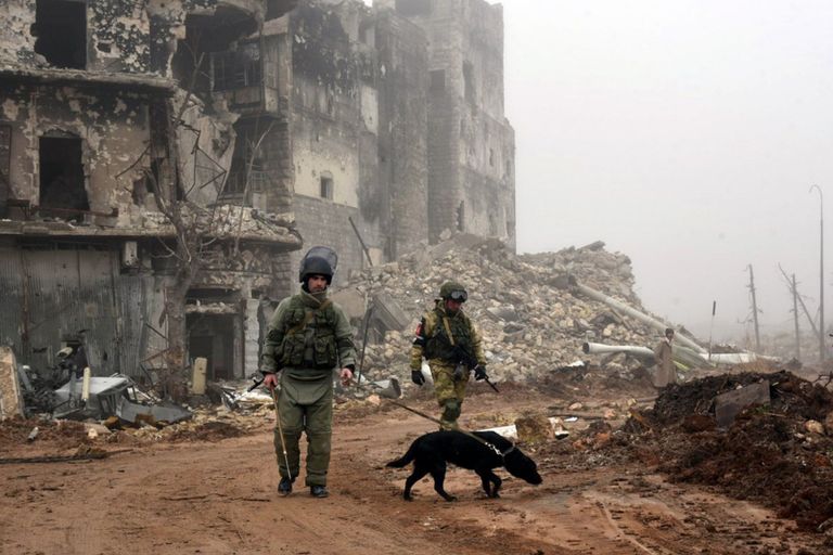 Военнослужащие во время разминирования исторической цитадели древней крепости Алеппо Военнослужащие во время разминирования исторической цитадели древней крепости Алеппо