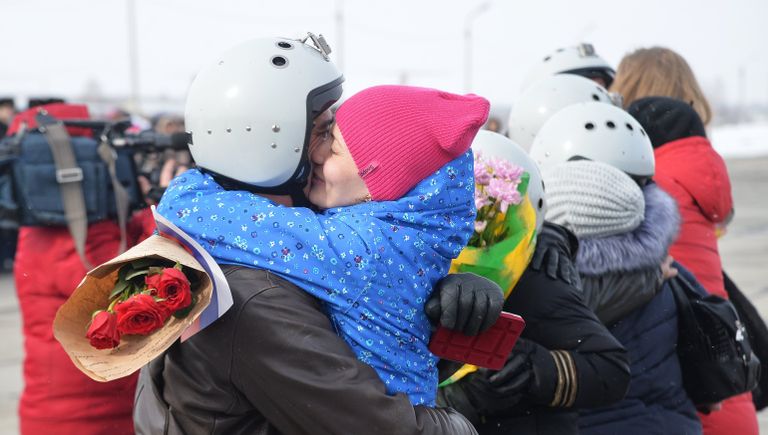 Встреча экипажей бомбардировщиков Су-24М ВКС России, вернувшихся из Сирии, на аэродроме Шагол в Челябинске