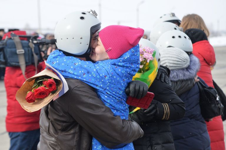 Встреча экипажей бомбардировщиков Су-24М ВКС России, вернувшихся из Сирии, на аэродроме Шагол в Челябинске Встреча экипажей бомбардировщиков Су-24М ВКС России, вернувшихся из Сирии, на аэродроме Шагол в Челябинске