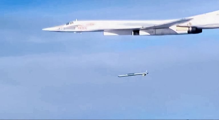 Запуск крылатой ракеты X-101 со стратегического бомбардировщика-ракетоносца Ту-160 Военно-космических сил России по объектам инфраструктуры ИГ в Сирии Запуск крылатой ракеты X-101 со стратегического бомбардировщика-ракетоносца Ту-160 Военно-космических сил России по объектам инфраструктуры ИГ в Сирии